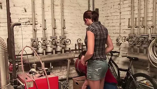 Spex genç kız bodrumunda sikiliyor ve yüzüne boşalıyor