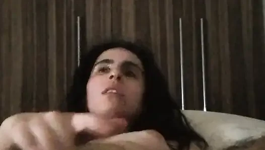 Kız mastürbasyon yapıyor ve yumuşak bir şekilde inliyor