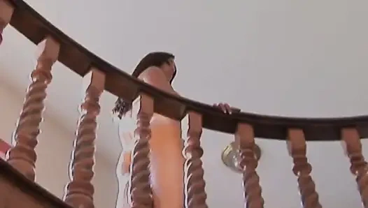 Yatakta Yakalandı - Büyük Memeli Esmer Kaslı Adam Tarafından Sert Sikiliyor