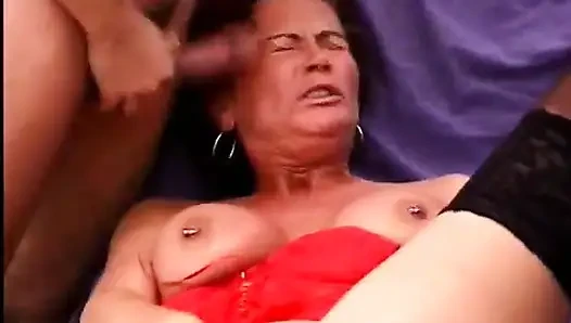 Yaramaz sürtük Bari kanepede yatarken yüzünü siktiriyor
