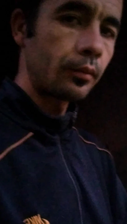 Zifiri karanlık içinde, hentbol alıştırması yapıyorum.