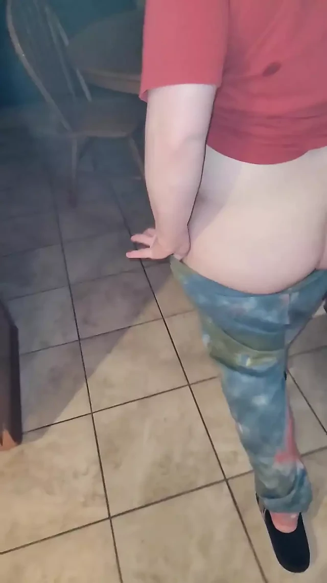 Sarışın orta yaşlı seksi kadın şişeleri temizlerken işemek zorunda kaldı