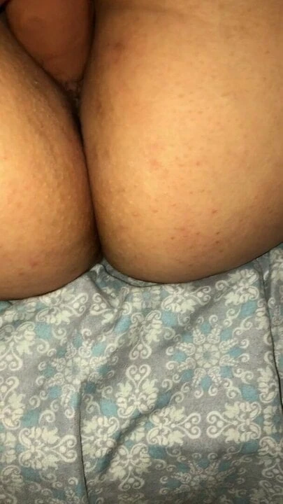 la puta perra barata con una vergota la putona pendeja