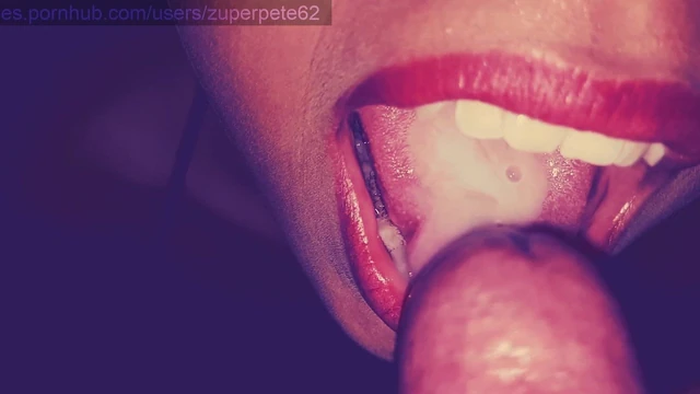 mamada de pene con demasiado semen en la boca