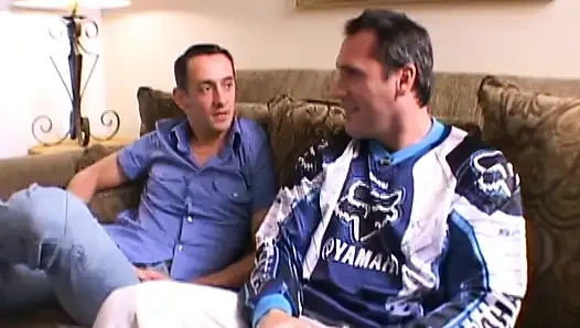 Sarışın olgun sürtüğün amcığı genişliyor ve döl sızdırıyor