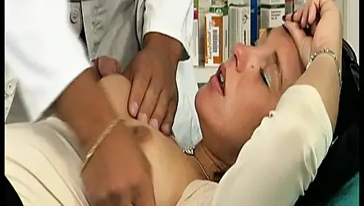 Doğal esmer Alman orta yaşlı seksi kadın nostaljik olarak paylaşılıyor