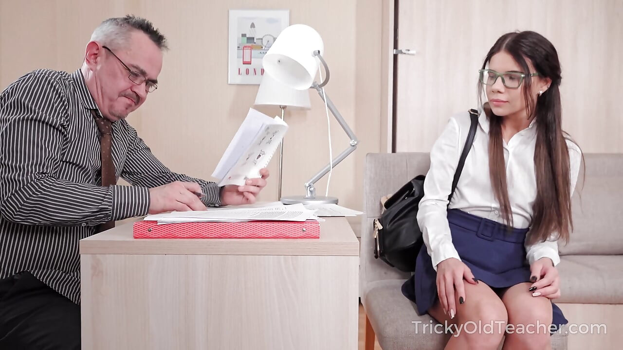 Hayal kırıklığına uğramış öğretmen en iyi öğrencisini cezalandırıyor