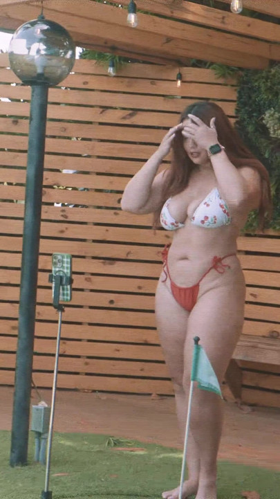 Seksi havuz kenarında sikiş