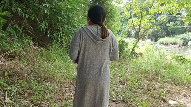 Üvey babam beni baştan çıkardığında ormanda sikişmeye dönüşüyor