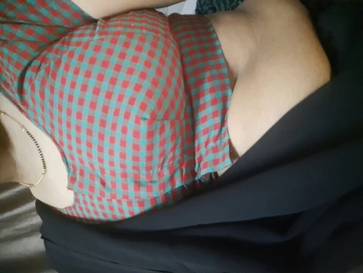 Hintli teyze sari içinde