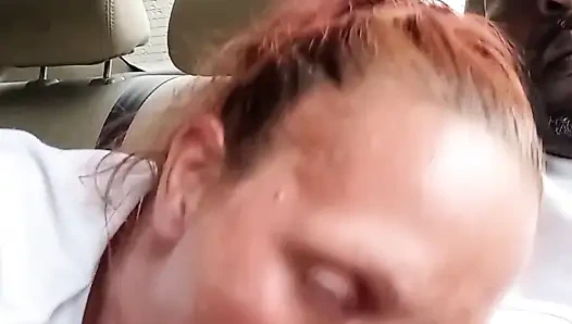 Sokak fahişesi arabada oral seks yapıyor. Ağıza boşalma