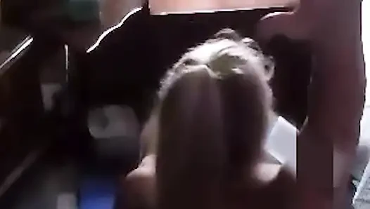 Ateşli iri güzel kadın sabah çıplak yoga yapıyor!