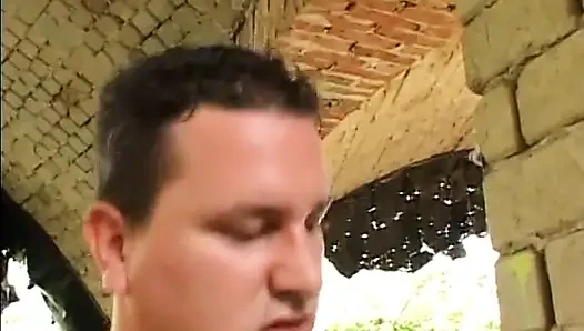 Siyah iç çamaşırlı büyük memeli sarışın açık havada yarak emiyor ve alıyor