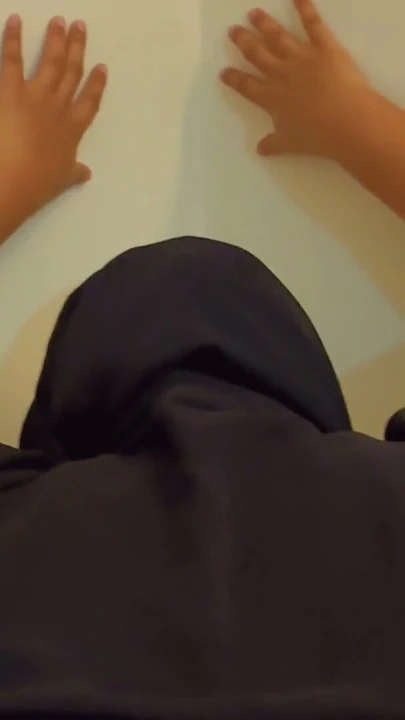 Ateşli dolgun orta yaşlı seksi kadın göğüslerini sarkıtıyor Arap hizmetçi odayı süpürürken sert sikiliyor ve götüne boşalıyor - tesettür ve burqa saudi hizmetçi | Klip 2