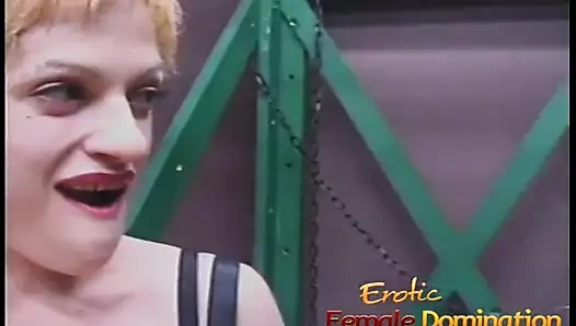 İki seksi orospular azgın bir adamla biraz sapıkça eğlence var