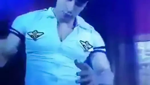 Striptizci çocuk gösterisi