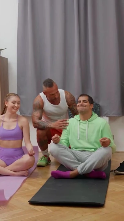 DADDY4K. Azgın kızıl saçlı kız sikişmeyi tercih ediyor | Klip 1