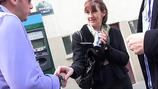 Büyükanne, Evinin inşaat Alanında Genç Bir Penis Tarafından Sikilir