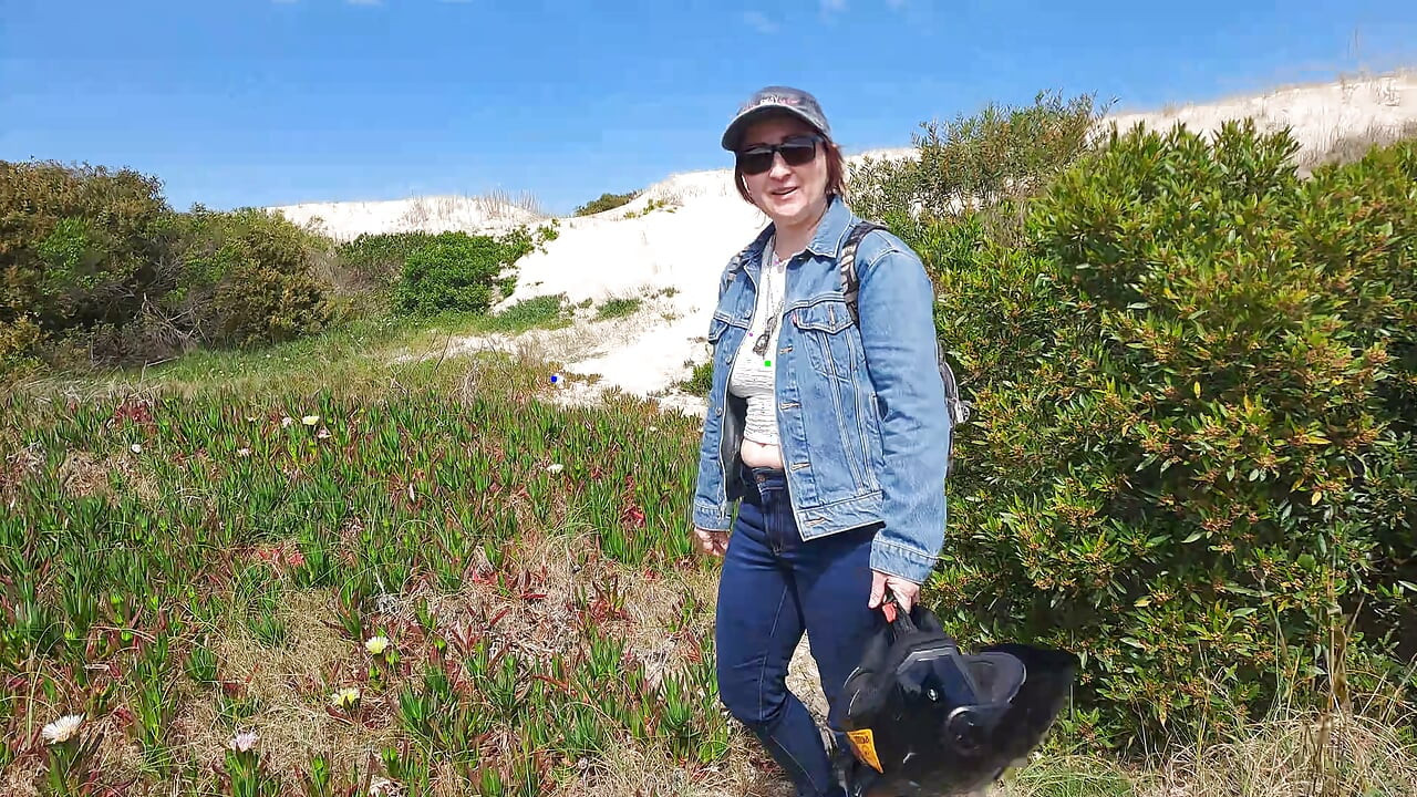 Amatör Nüdist Kız: Uruguay'da Sessiz Bir İlkbahar Plajında Soyunup Kendine Dokunuyor