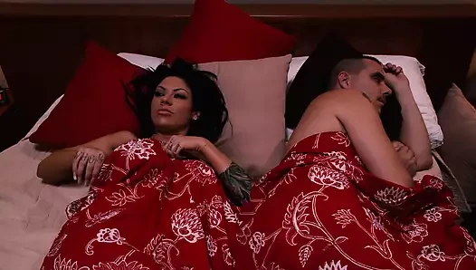 Mason Moore ateşli delikanlıyı sıkıcı kocasının önünde sikiyor