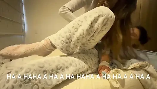 Kadınlar arasında güreş ve gıdıklama