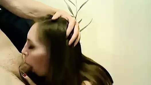 Cette femme de 22 ans gobe cette bite comme une chienne