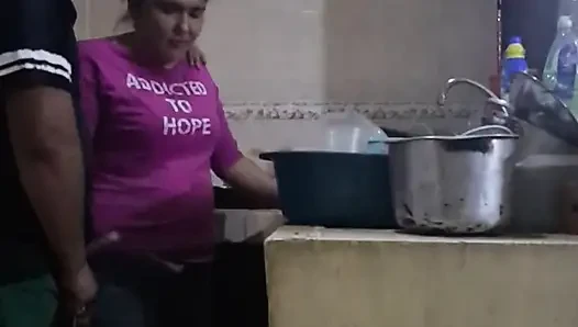 Çalışan kirli bulaşıkları yıkarken sikişiyor ve emiyor