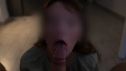 Kültürlü bir bayan nazik bir sakso çekti ve gözlerine boşalttı