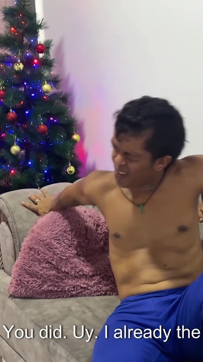 Keşke küçük üvey erkek kardeşim büyük yarağını sıkı amcığıma soksa! Üvey erkek kardeşim Noel için ne sipariş ettiğimizi görüyor ve beni sert sikiyor.. | Klip 1