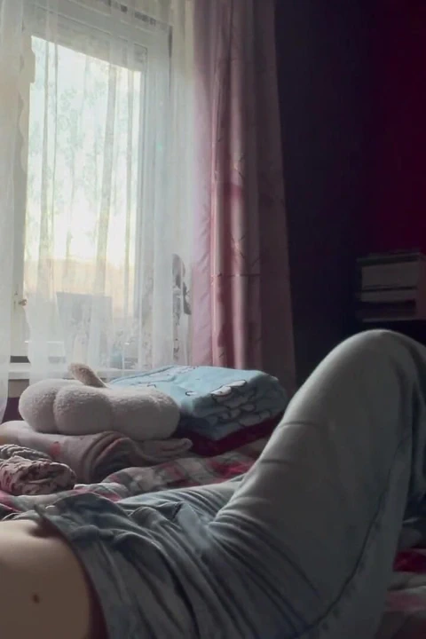 Yaramaz kız sıkılıyor ve mastürbasyona başlıyor