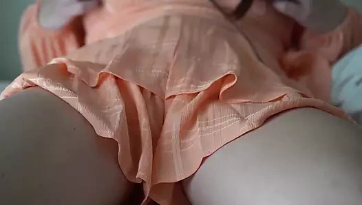 Kremsi vibratör orgazm inliyor (yakın çekim (asmr)