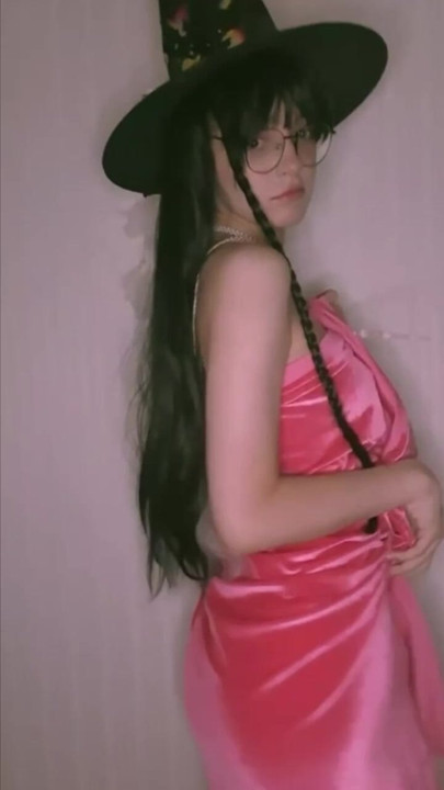 Erotik hipnoz - ateşli cadı büyü yapıyor