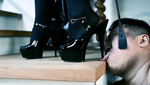 Sert dil oyunu! Topuklarımla dilini parçalıyorum. Erkekler kink'i incitiyor