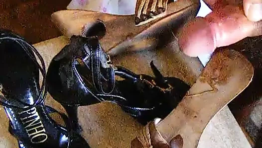 Askılı sandaletler ve takunyalara boşalın.