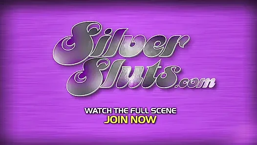 Tanya Virago büyük göğüslerini, sıkı amcığını ve