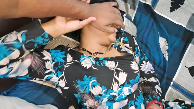 Hintli evli kadın göğüslerine büyük yarak emiyor Hintçe ses