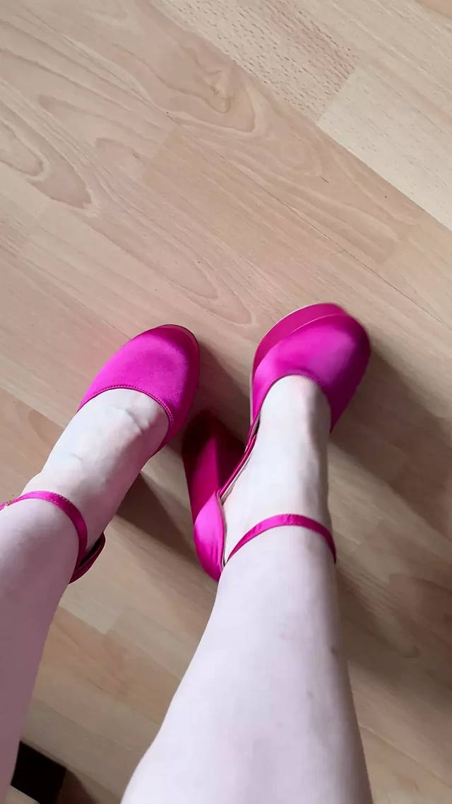 Yüksek topuklu ayakkabılarla yürüme sesleri