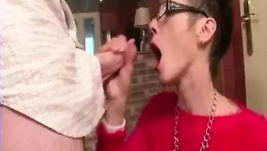 Benim seksi piercing büyükanne deldi meme uçları ve kedi ile