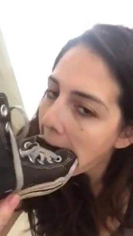 Aşağılanmış fahişe ayakkabısını yalıyor