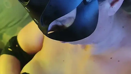 Baskın ve sapık bir elle muamele ve sakso, sahibesinin göğüslerine boşalıyor! Büyük memelere boşalma!