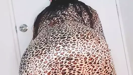 Seksi gizemli kadın kıyafetlerini çıkarıyor - güzel bir vücudu var