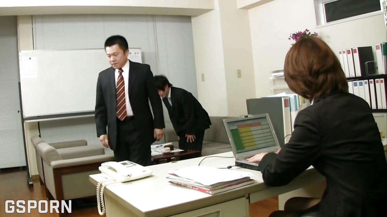 Japon otoriter sekreter orta yaşlı seksi kadın ofiste tüm erkekleri sikiyor