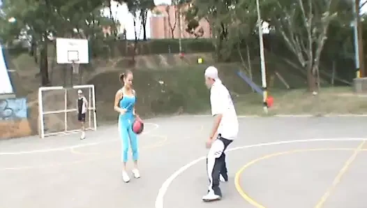 Büyük memeli sevimli minyon genç kız mahkemede oynuyor