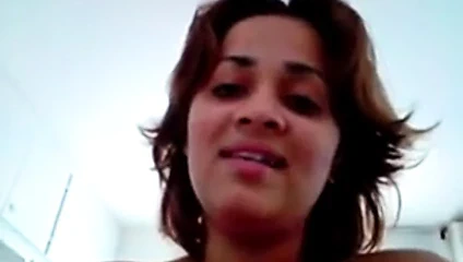 Utangaç kız sikişiyor