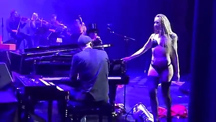 Ellen ten damme & Verona van de Leur Striptease on stage