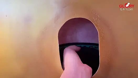 Gloryhole'de azgın baba penisi - üzerine sıkıyorum ve temizlemek zorunda kalıyorum!