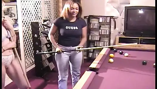 Süper ateşli lezbiyen çift striptiz havuzunda oynuyor