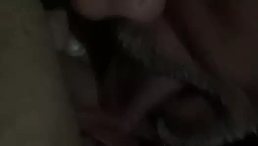 O zambak onun sahibiymiş gibi yemek