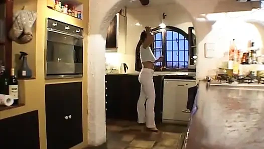 Büyük memeli ve külotlu çoraplı unleashed sürtük sikiliyor