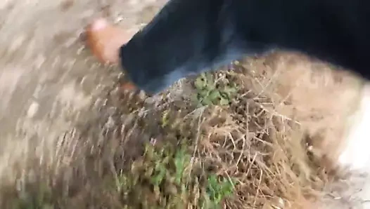 Yüksek topuklu sandaletlerle dışarıda yürüyün.